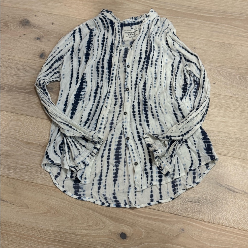 Women's Blue and White Button-Up Top